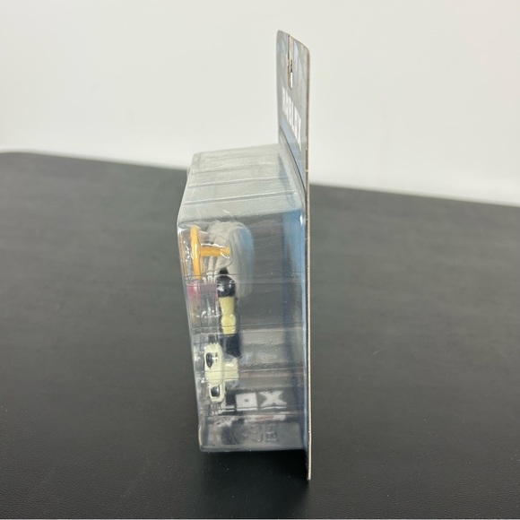 Roblox Work At A Pizza Place Mia Figure with Exclusive Virtual Item - Picture 11 of 12